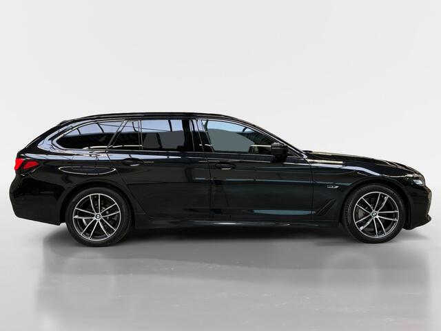 BMW 5-SERIE Touring 530e xDrive M-Sport I Shadowline I Leder I 360 Camera I Luchtvering achter