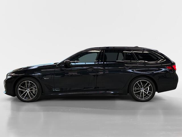 BMW 5-SERIE Touring 530e xDrive M-Sport I Shadowline I Leder I 360 Camera I Luchtvering achter