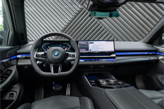 BMW 5-SERIE Touring 550e xDrive M-Sport Pro ACC M Stoel Bowers&Wilkens Pano Acc Headup Stoelvent. Shadow Trekhaak