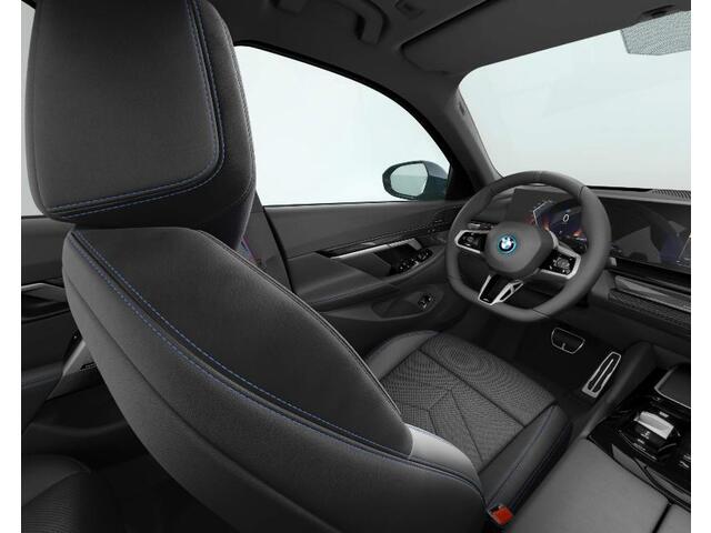 BMW 5-SERIE Touring 550e xDrive M Sport Pro - Trekhaak - Panoramadak - Driving/Parking Assistant Professional - Harman Kardon - Head up - Comfort Access - Iconic Glow - Comfort Pack -