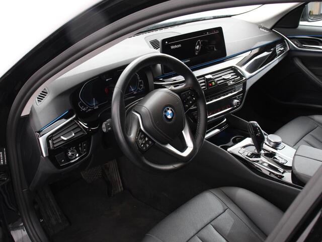 BMW 5-SERIE Touring 530e Business PHEV AUTOMAAT Adaptieve cruise control LED Leder Navigatie Stoelverwarming Achteruitrijcamera Sfeerverlichting Lane assist Climate control Apple Carplay/ Android Auto