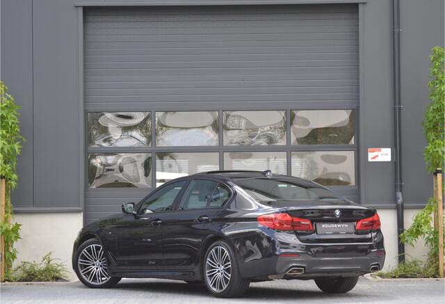 BMW 5-SERIE 520i High Executive M-Sport Schuif/kantel dak | Head up | Memory Seats | stoelverwarming/koeling