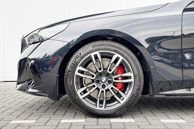 BMW 5-SERIE Sedan 520i | Stoelventilatie | Trekhaak | Panoramadak | Comfort Pack |
