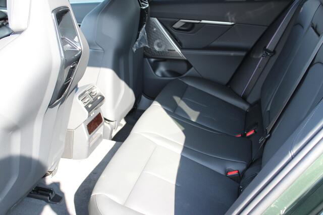 BMW 5-SERIE Touring 530e M Sport Automaat / Panoramadak / Trekhaak / Bowers & Wilkins / M Multifunctionele Stoelen / Adaptieve LED / Parking Assistant Plus / Comfort Access