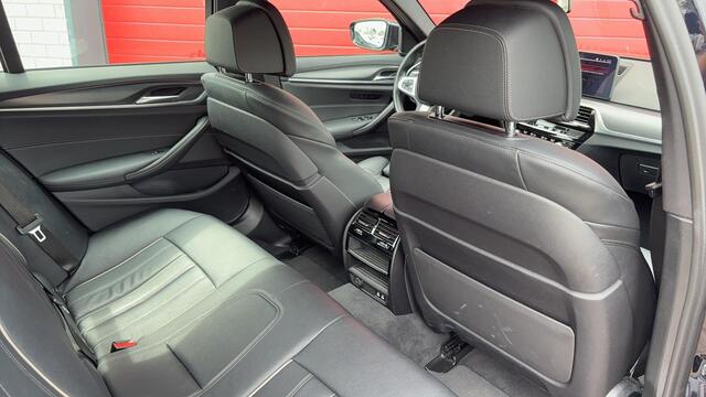 BMW 5-SERIE Touring 520i Business Edition Plus LCI / M-SPORT / LASER / CARPLAY / SHADOW / STOELVERW / CAMERA / NAVI / CLIMA / PDC / NL-AUTO