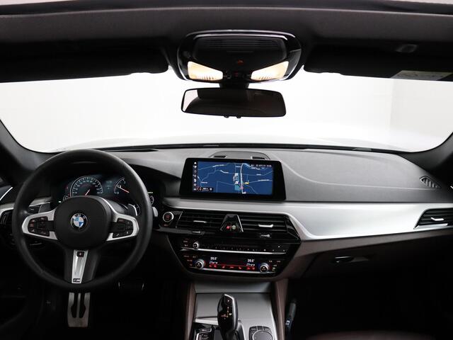 BMW 5-SERIE Touring 540i xDrive High Executive | VOL! | Harman Kardon | Panoramadak | Trekhaak | 360° Camera!