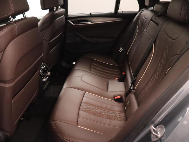 BMW 5-SERIE Touring 540i xDrive High Executive | VOL! | Harman Kardon | Panoramadak | Trekhaak | 360° Camera!