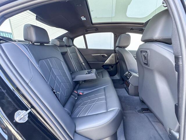 BMW 5-SERIE Sedan 520i M-Sport Pro / 20 inch / Driving Assistant Plus / Harman Kardon / Trekhaak / Glazendak