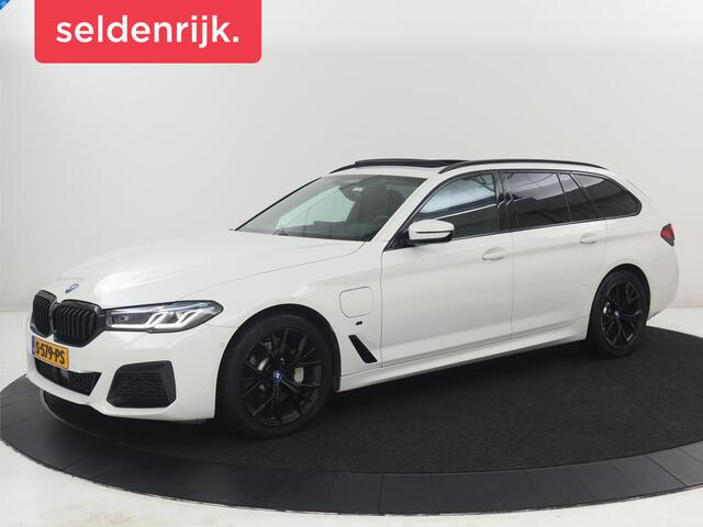 BMW 5-SERIE Touring 530e xDrive Business Edition Plus | SOH 89,9% | Panoramadak | Head-Up | Full LED | Trekhaak | Carplay | Bluetooth | Navigatie | Sfeerverlichting | Stoelverwarming | Achteruitrij camera | Adaptive cruise control | Climate control