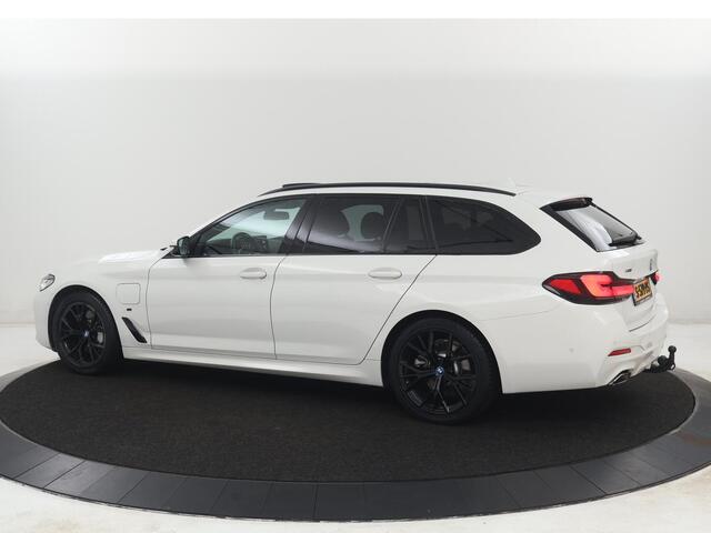 BMW 5-SERIE Touring 530e xDrive Business Edition Plus | SOH 89,9% | Panoramadak | Head-Up | Full LED | Trekhaak | Carplay | Bluetooth | Navigatie | Sfeerverlichting | Stoelverwarming | Achteruitrij camera | Adaptive cruise control | Climate control