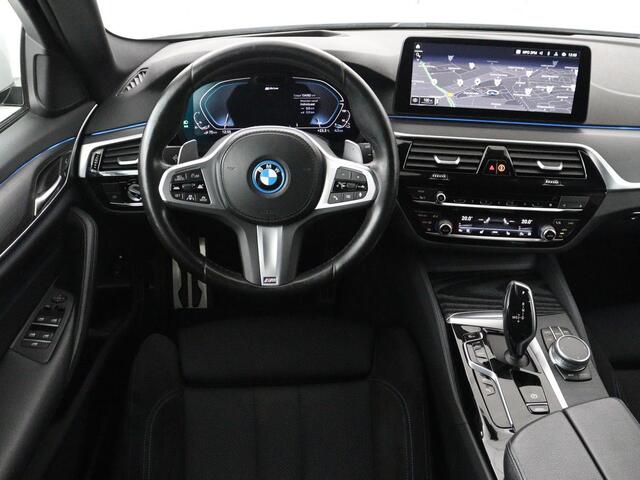 BMW 5-SERIE Touring 530e xDrive Business Edition Plus | SOH 89,9% | Panoramadak | Head-Up | Full LED | Trekhaak | Carplay | Bluetooth | Navigatie | Sfeerverlichting | Stoelverwarming | Achteruitrij camera | Adaptive cruise control | Climate control