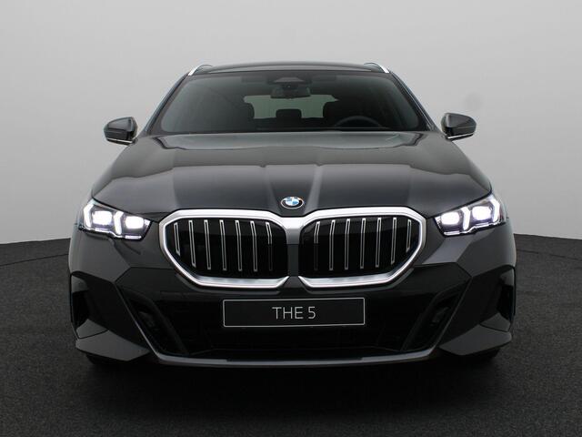 BMW 5-SERIE Touring 520i | M Sportpakket | Panoramadak | Harman Kardon | Trekhaak | Driving Assistant Plus