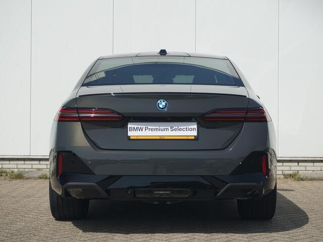 BMW 5-SERIE Sedan 530e | M Sportpakket Pro | M Multifunctionele voorstoelen | Bowers & Wilkins | Driving Assistant Professional | Alcantara hemelbekleding