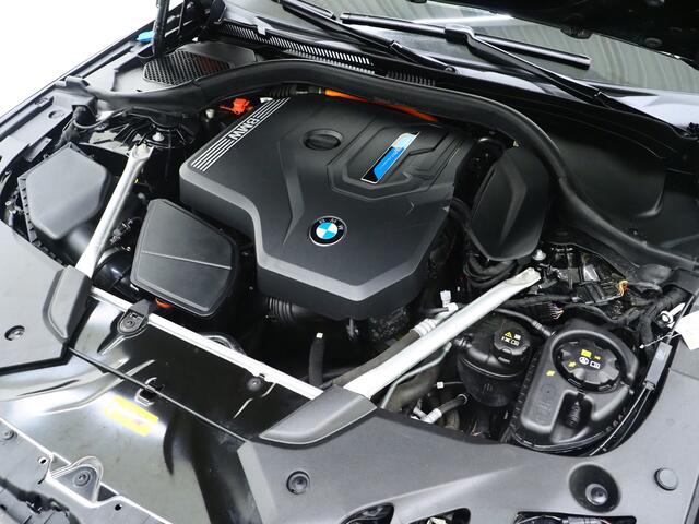 BMW 5-SERIE Touring 530e | Leder | Trekhaak | Keyless | Camera | Sfeerlicht | Dodehoek | Cruise | Carplay