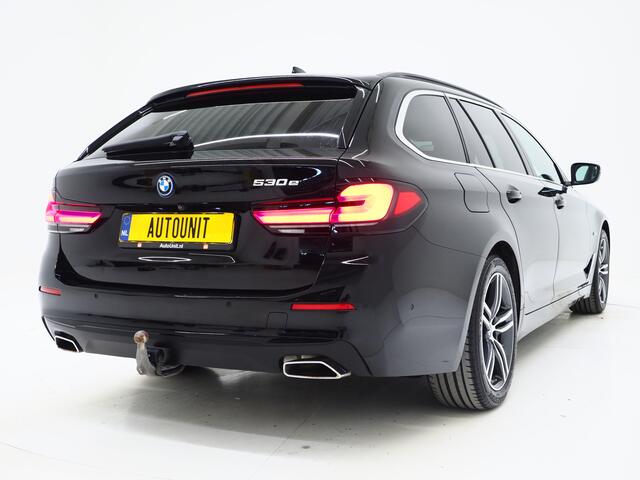 BMW 5-SERIE Touring 530e | Leder | Trekhaak | Keyless | Camera | Sfeerlicht | Dodehoek | Cruise | Carplay