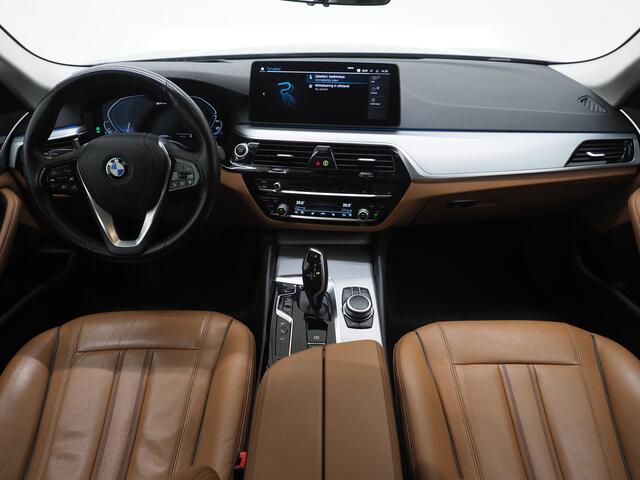BMW 5-SERIE Touring 520e | Leder | HUD | Adaptive Cruise | 360 | Dodehoek | Sfeerlicht | Stoelverwarming
