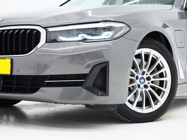 BMW 5-SERIE Touring 520e | Leder | HUD | Adaptive Cruise | 360 | Dodehoek | Sfeerlicht | Stoelverwarming