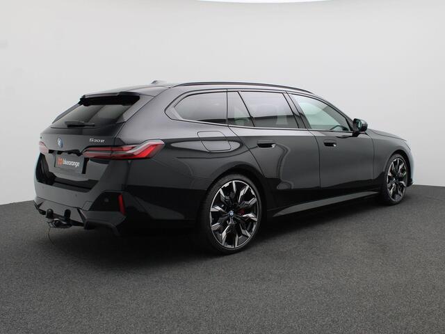 BMW 5-SERIE Touring 530e xDrive M-Sport Pro, Panoramadak, Head-Up Display, Stoelverwarming & ventilatie, Bowers & Wilkins Audio, Elektr. Achterklep, Trekhaak, 21" LM Velgen