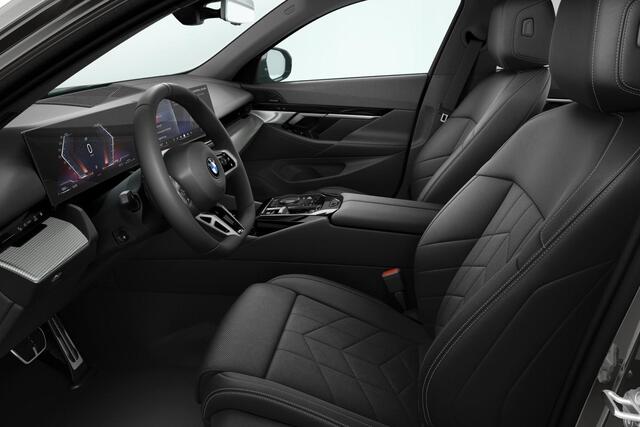 BMW 5-SERIE 520i | M-Sport | Comfort Access | Trekhaak | Panoramadak | Travel Pack | Comfort Pack