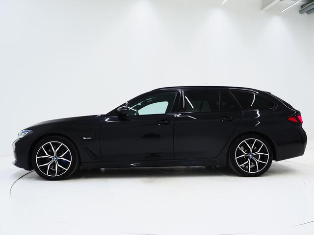 BMW 5-SERIE Touring 530e M Sport Shadow Line | Panoramadak | Leder | LaserLED | HUD | Keyless | Sfeerlicht | Camera | Dodehoek