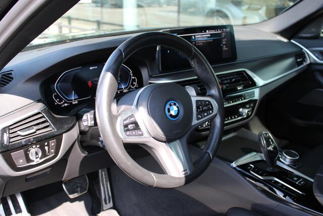 BMW 5-SERIE 530e xDrive Automaat / Schuif-kanteldak / Comfortstoelen / Parking Assistant Plus / Head-Up / Adaptieve LED / Comfort Access