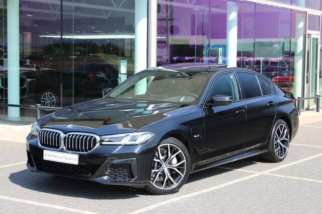 BMW 5-SERIE 530e xDrive Automaat / Schuif-kanteldak / Comfortstoelen / Parking Assistant Plus / Head-Up / Adaptieve LED / Comfort Access