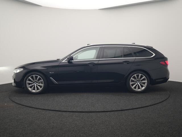 BMW 5-SERIE Touring 530e xDrive Business Edition Plus | Panodak | Adaptive Cruise | Head Up | Laser LED | 360 Camera | Lederen Comfortzetels Verwarmd | Sfeerverlichting | Keyless | Blis | Apple Carplay | Hifi Audio | Navigatie | DAB | Plug In Hybrid |