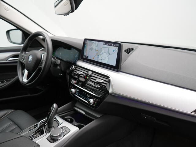 BMW 5-SERIE Touring 530e xDrive Business Edition Plus | Panodak | Adaptive Cruise | Head Up | Laser LED | 360 Camera | Lederen Comfortzetels Verwarmd | Sfeerverlichting | Keyless | Blis | Apple Carplay | Hifi Audio | Navigatie | DAB | Plug In Hybrid |
