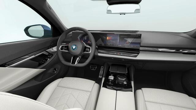 BMW 5-SERIE 530e M-sport - Trekhaak - Harman Kardon - Driving Assistant Plus - Parking Assistant - 19 inch - Stuurwielverwarming - Stoelverwarming