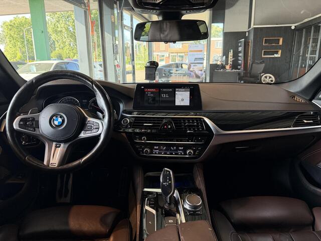 BMW 5-SERIE M550i xDrive High Executive HEAD-UP DISPLAY | NIEUWE MOTOR T.W.V ¤26000 | HARMAN/KARDON | DODEHOEK DETECTIE | CAMERA | LEDER | ELEKT STOELEN | KEYLESS ENTRY/GO | NAVIGATIE | LASER KOPLAMPEN | STOEL VERWARMING |