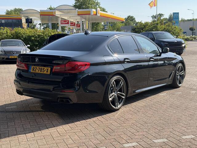 BMW 5-SERIE M550i xDrive High Executive HEAD-UP DISPLAY | NIEUWE MOTOR T.W.V ¤26000 | HARMAN/KARDON | DODEHOEK DETECTIE | CAMERA | LEDER | ELEKT STOELEN | KEYLESS ENTRY/GO | NAVIGATIE | LASER KOPLAMPEN | STOEL VERWARMING |