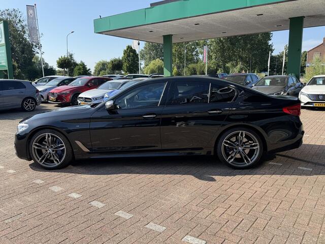 BMW 5-SERIE M550i xDrive High Executive HEAD-UP DISPLAY | NIEUWE MOTOR T.W.V ¤26000 | HARMAN/KARDON | DODEHOEK DETECTIE | CAMERA | LEDER | ELEKT STOELEN | KEYLESS ENTRY/GO | NAVIGATIE | LASER KOPLAMPEN | STOEL VERWARMING |