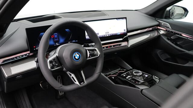 BMW 5-SERIE Touring 550e xDrive M-Sport Pro | Bowers & Wilkins | M Carbon exterieur | Stoelventilatie | Onderstel Professional | Head-up | Panoramadak | Trekhaak |
