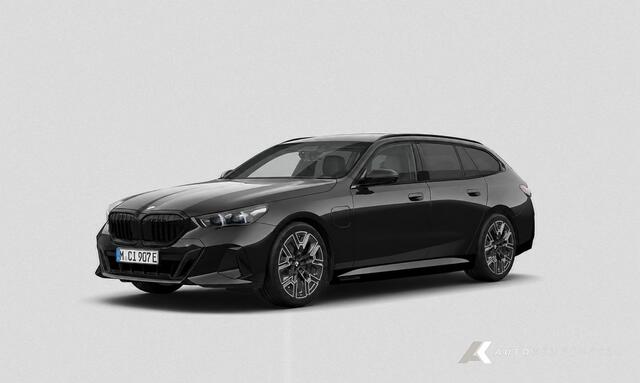 BMW 5-SERIE 530e xDrive Touring M Sport | Bowers & Wilkins | 360° Camera | Trekhaak | Iconic Glow | Head-Up | Driving Ass. + | 20' Inch |