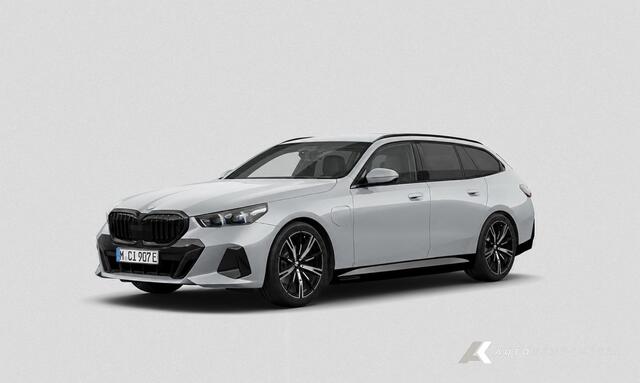 BMW 5-SERIE 530e xDrive Touring M Sport | Bowers & Wilkins | 360° Camera | Trekhaak | Iconic Glow | Head-Up | Driving Ass. + | 20' Inch |