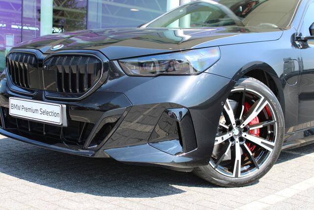 BMW 5-SERIE Touring 550e xDrive M Sport Automaat / Trekhaak / Panoramadak / Comfort Access / Adaptieve LED / Stoelventilatie / Parking Assistant Plus