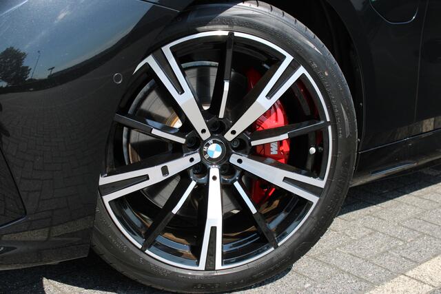 BMW 5-SERIE Touring 550e xDrive M Sport Automaat / Trekhaak / Panoramadak / Comfort Access / Adaptieve LED / Stoelventilatie / Parking Assistant Plus