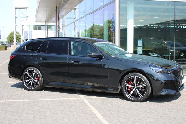 BMW 5-SERIE Touring 550e xDrive M Sport Automaat / Trekhaak / Panoramadak / Comfort Access / Adaptieve LED / Stoelventilatie / Parking Assistant Plus