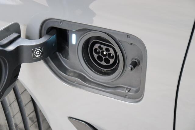 BMW 5-SERIE Sedan 530e High Executive M Sport Pakket Automaat / Live Cockpit Professional / Trekhaak / Laserlight / Comfortstoelen / Driving Assistant Professional / 19 Inch / Harman Kardon / Stoelverwarming / DAB / Parkeerhulp Plus / Stoelverwarming / Extra Getint G