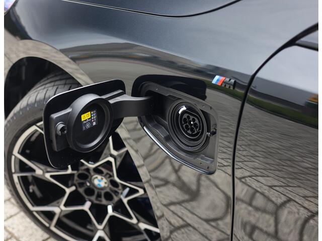 BMW 5-SERIE Touring 550e xDrive | M Performance - Pano - B&W