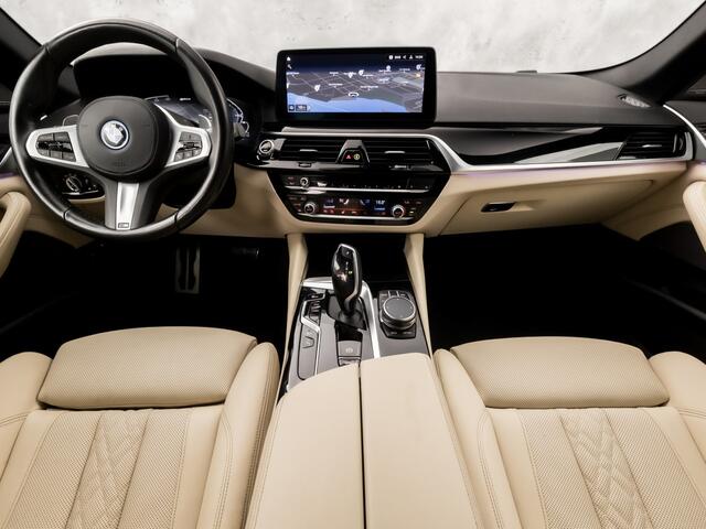 BMW 5-SERIE 530e M Sport High Executive 293Pk Automaat (GROOT NAVI, M PAKKET, HEAD-UP DISPLAY, APPLE CARPLAY, HARMAN/KARDON, ELEK SPORTSTOELEN, CAMERA, STOELVERWARMING, NIEUWSTAAT)