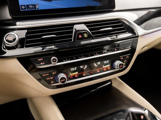 BMW 5-SERIE 530e M Sport High Executive 293Pk Automaat (GROOT NAVI, M PAKKET, HEAD-UP DISPLAY, APPLE CARPLAY, HARMAN/KARDON, ELEK SPORTSTOELEN, CAMERA, STOELVERWARMING, NIEUWSTAAT)
