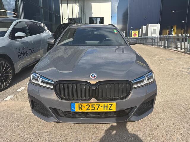 BMW 5-SERIE Touring 530e M-Sport | Individual Alvitgrau | 19"+18" Winterset | Panorama | Driving Assistant Professional | Trekhaak