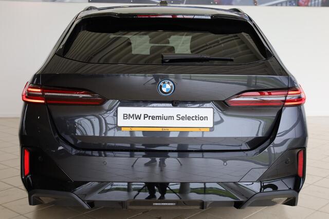 BMW 5-SERIE Touring 530e M Sportpakket Pro | Panoramadak | Elektr. Trekhaak | Stuurwielverwarming