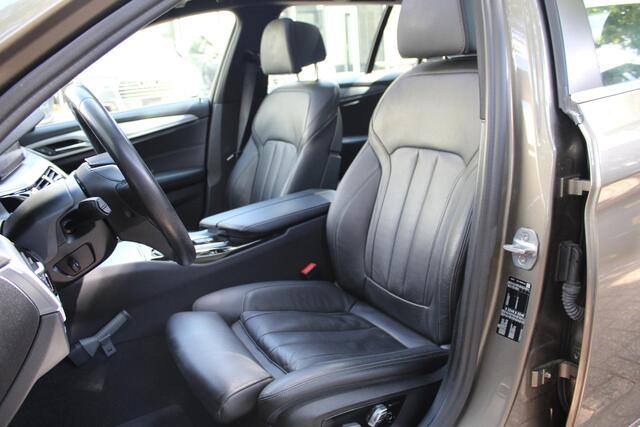 BMW 5-SERIE Touring 520d High Executive | Panorama | Head-up | Leder | Trekhaak