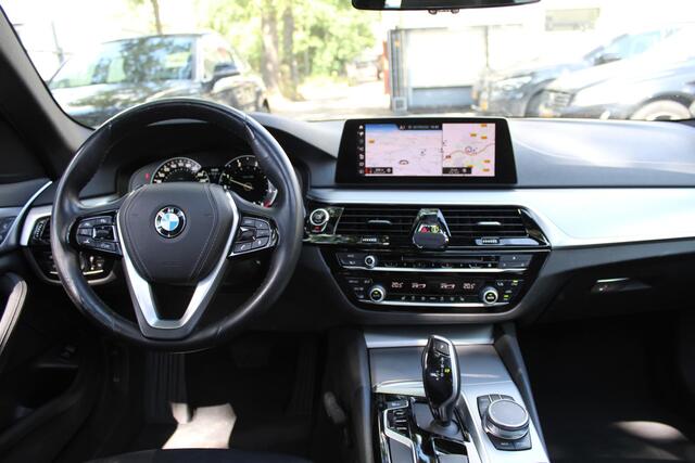 BMW 5-SERIE Touring 520d High Executive | Panorama | Head-up | Leder | Trekhaak