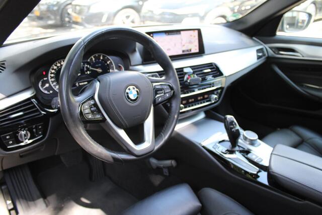BMW 5-SERIE Touring 520d High Executive | Panorama | Head-up | Leder | Trekhaak