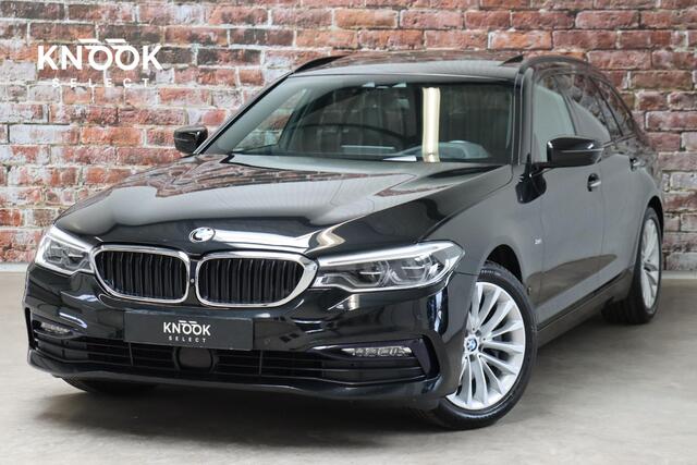BMW 5-SERIE Touring 530i xDrive High Executive Sport Line Automaat / Navigatiesysteem Professional / Panoramadak / Active Steering / Trekhaak / Soft Close / Head-Up Display / Driving Assistant Plus / Multifunctioneel Instrumentendisplay / Adaptief Onderstel / Leder /