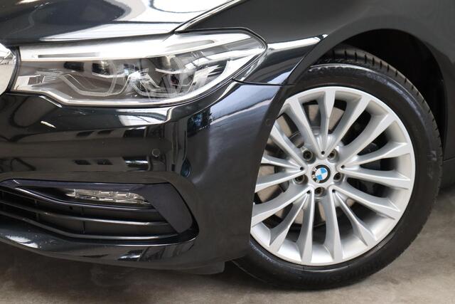 BMW 5-SERIE Touring 530i xDrive High Executive Sport Line Automaat / Navigatiesysteem Professional / Panoramadak / Active Steering / Trekhaak / Soft Close / Head-Up Display / Driving Assistant Plus / Multifunctioneel Instrumentendisplay / Adaptief Onderstel / Leder /