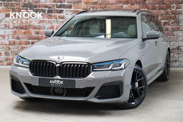 BMW 5-SERIE Touring 530e xDrive High Executive M Sport Pakket Automaat / Live Cockpit Professional / Driving Assistant Professional / Laserlicht / Panoramadak / Trekhaak / Stuurwielverwarming / Ambiance Verlichting / Stoelverwarming voor+achter / Head-Up Display / DA